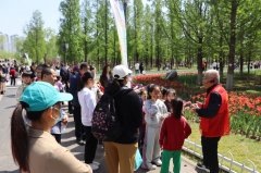 动物园里办科普勾当 让赏花之旅更有“学